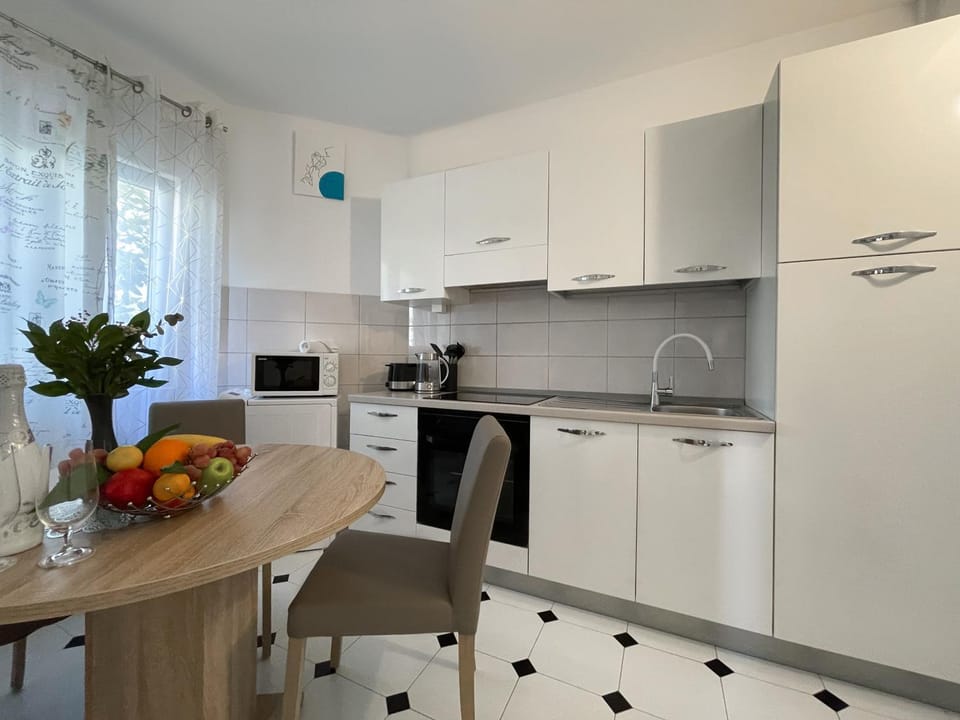 Coffee/tea facilities, Kitchen or kitchenette, Dining area