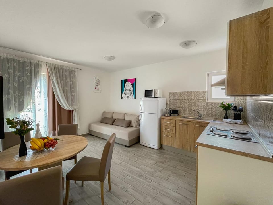 Kitchen or kitchenette, Living room, Seating area, Dining area