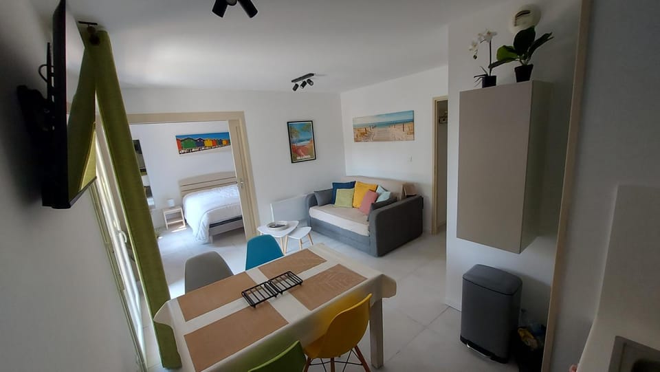 Bed, Seating area, Dining area, Bedroom