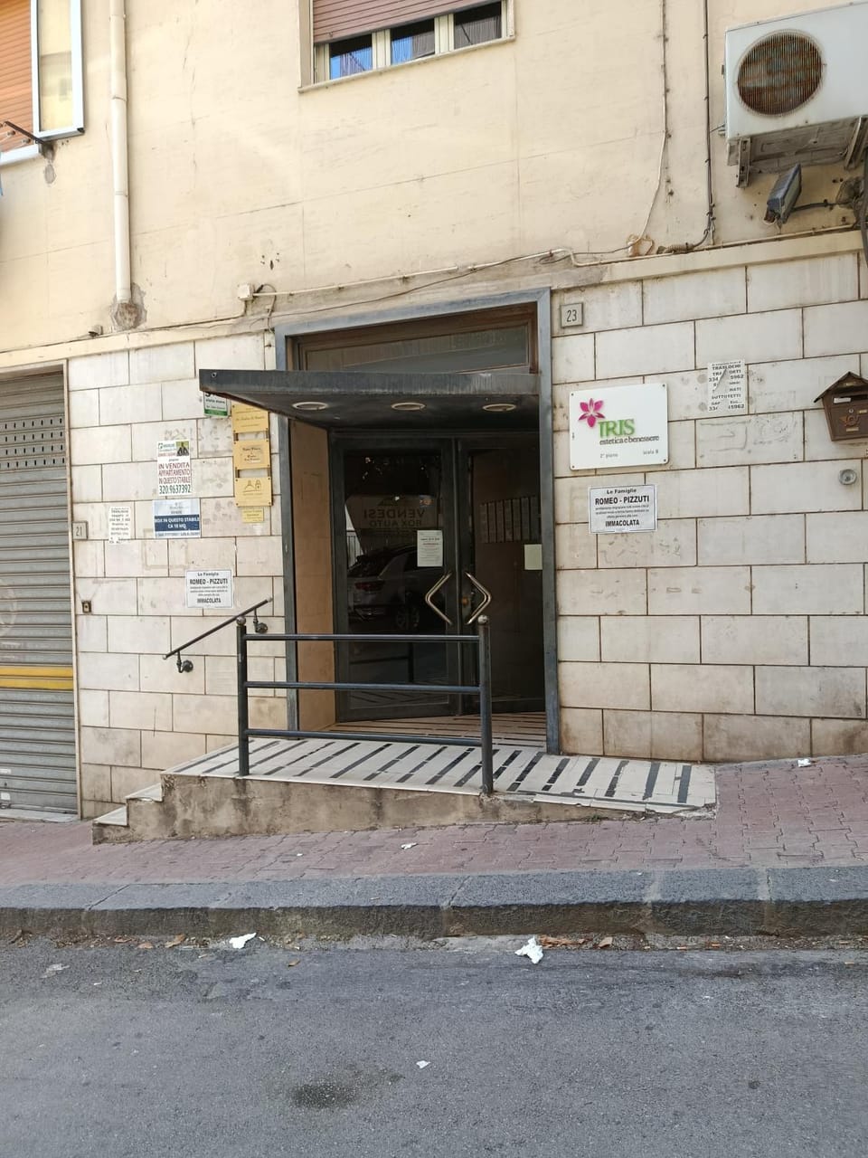 Facade/entrance