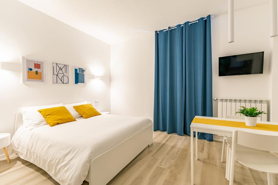 Bed, TV and multimedia, Photo of the whole room, Bedroom
