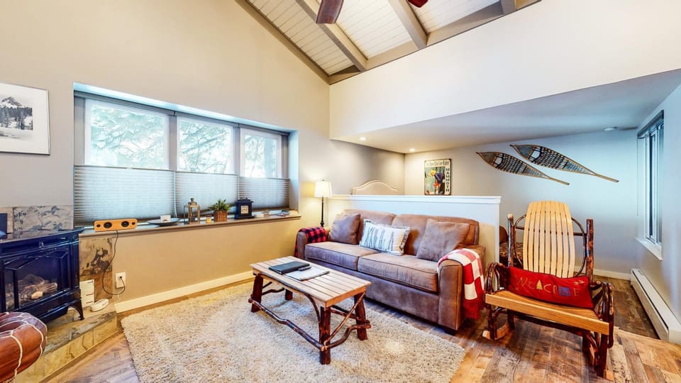 Mammoth Estates Condo - Free Parking & Pet Friendly Apartment in Mammoth Lakes