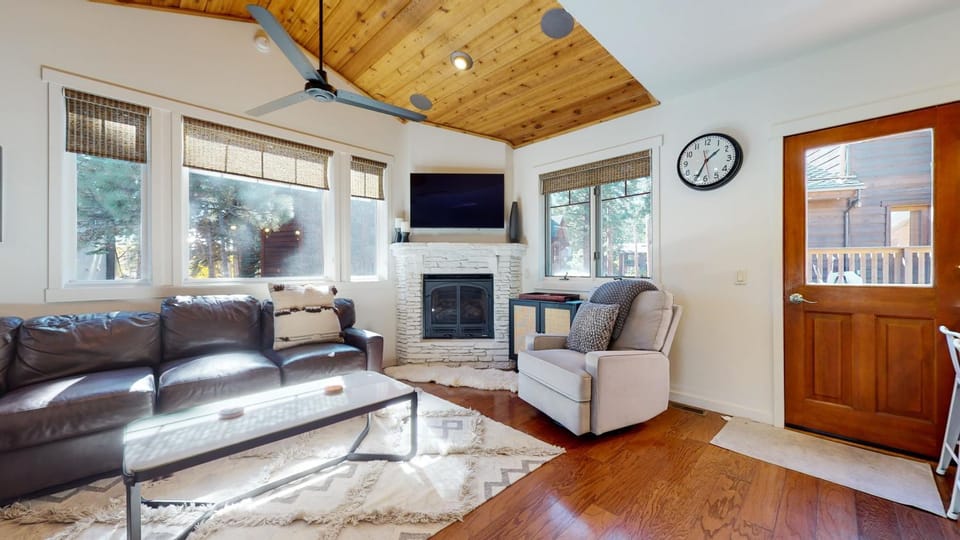 Grayfox 2 Pet-Friendly, 5-Star with Private Hot Tub, 2 Car Garage and Prime Location condo Apartment in Mammoth Lakes