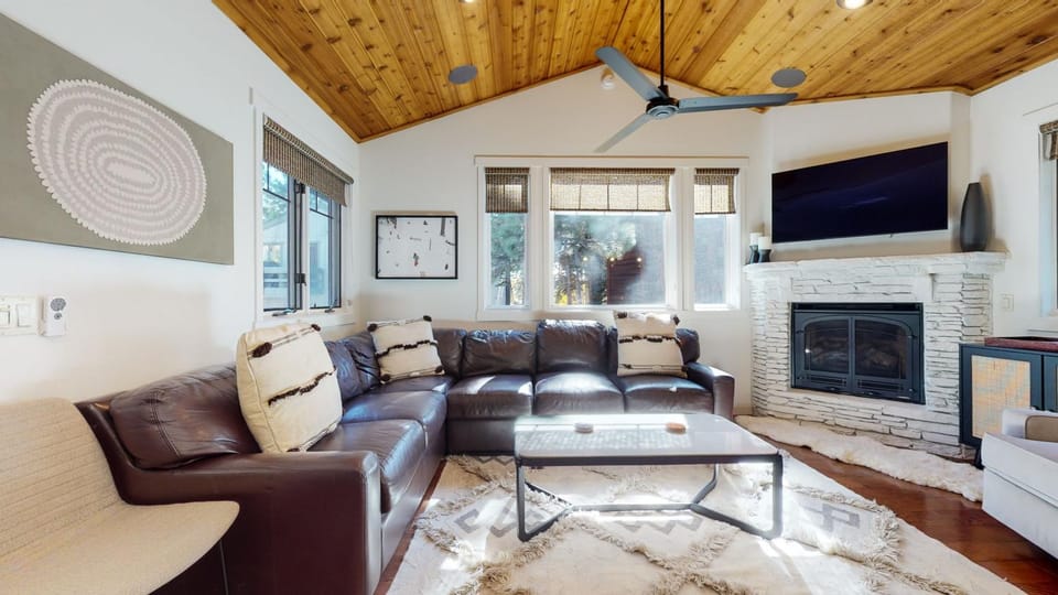 Grayfox 2 Pet-Friendly, 5-Star with Private Hot Tub, 2 Car Garage and Prime Location condo Apartment in Mammoth Lakes