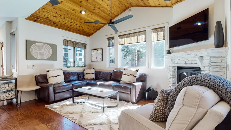 Grayfox 2 Pet-Friendly, 5-Star with Private Hot Tub, 2 Car Garage and Prime Location condo Apartment in Mammoth Lakes