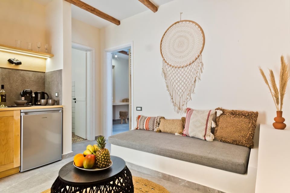 Kitchen or kitchenette, Living room, Seating area