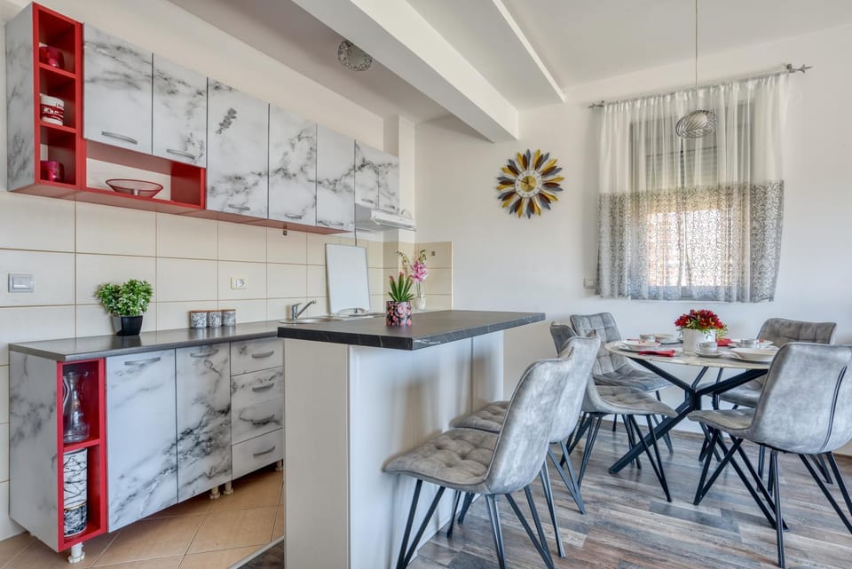 Kitchen or kitchenette, Dining area