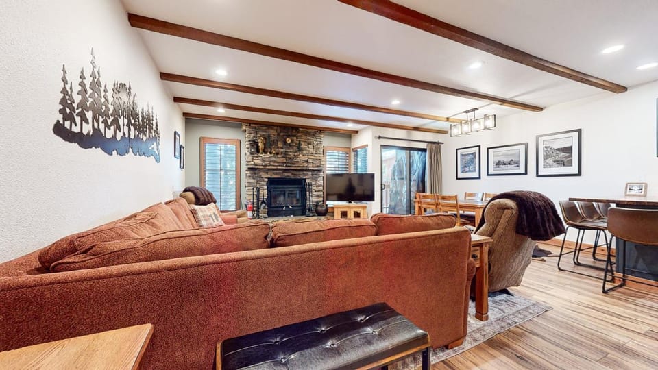 Val DIsere 32 Pet-Friendly, Walk To The Village, Private Washer Dryer, Spacious Floorplan condo Apartment in Mammoth Lakes