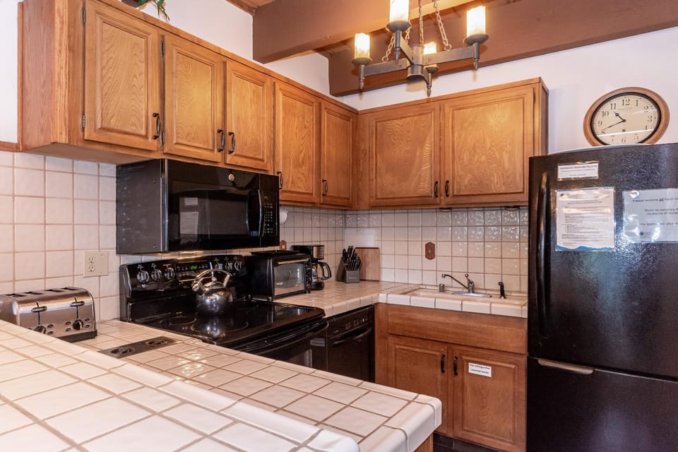 Val DIsere 32 Pet-Friendly, Walk To The Village, Private Washer Dryer, Spacious Floorplan condo Apartment in Mammoth Lakes