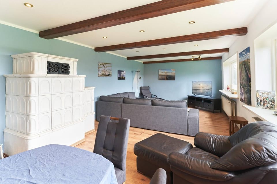 TV and multimedia, Living room, Seating area, Evening entertainment