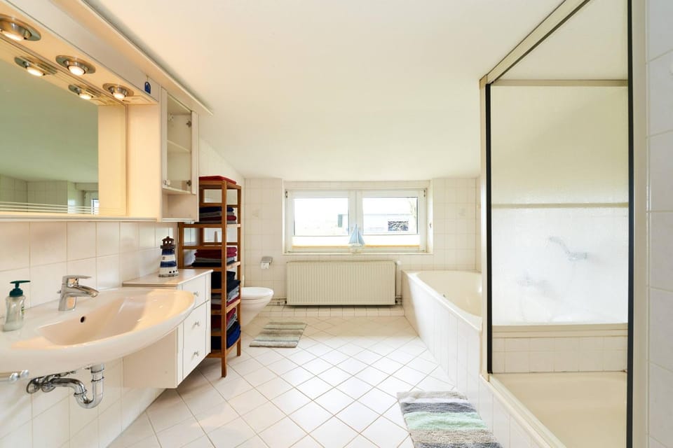 Bathroom, Photo of the whole room, towels