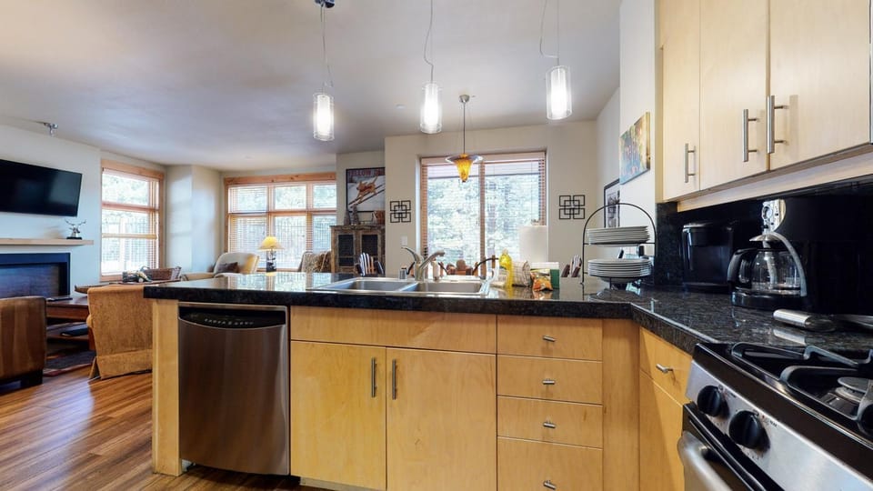 Solstice 11 Amazing Location on Golf Course, Heated Garage, Private Washer Dryer condo Apartment in Mammoth Lakes