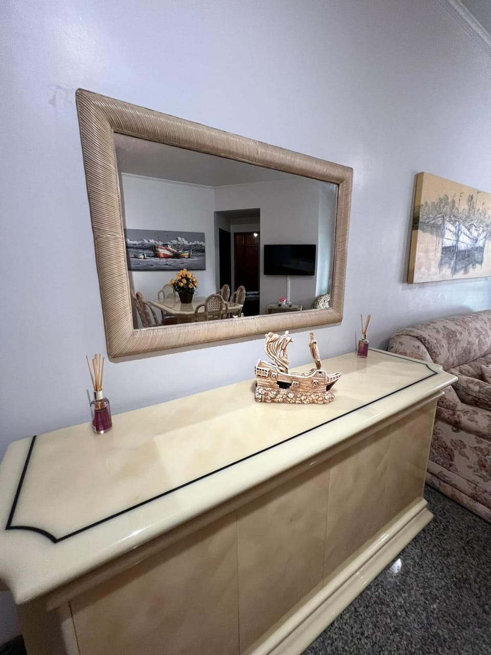 Apartamento no Guarujá Enseada a beira mar, ótima localidade e com ar condicionado Apartment in State of São Paulo