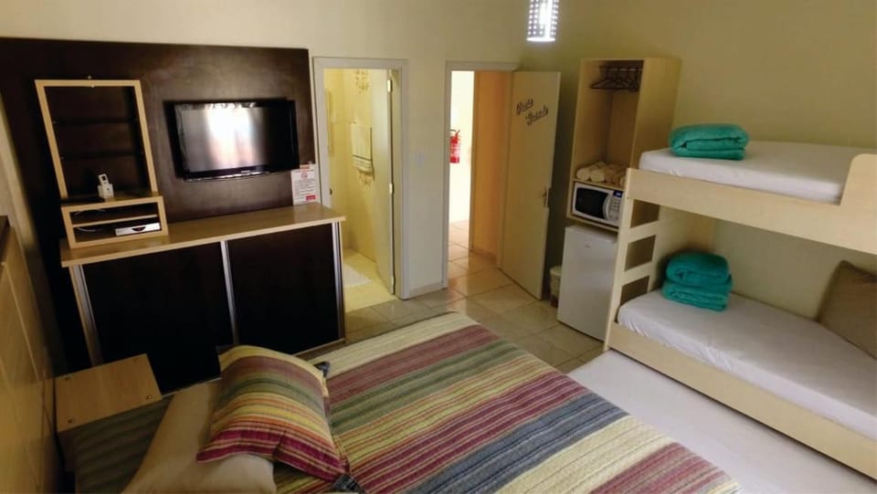 Bed, TV and multimedia, Kitchen or kitchenette, Photo of the whole room, Bedroom, bunk bed, minibar, oven, towels, wardrobe