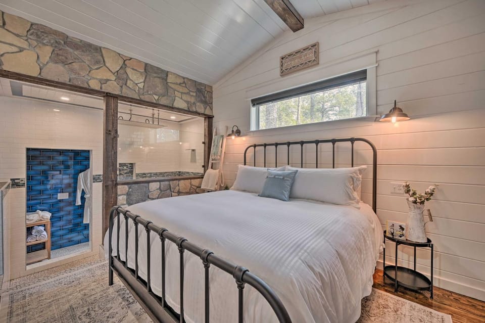 'Honey's Nook' Broken Bow Home w/ Hot Tub + Decks! House in Oklahoma