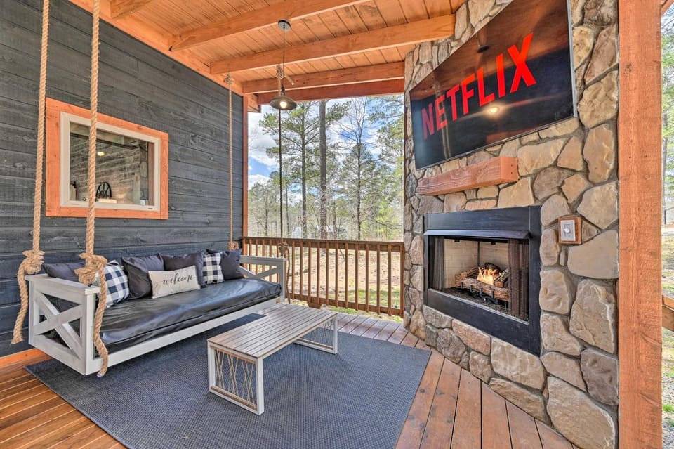 'Honey's Nook' Broken Bow Home w/ Hot Tub + Decks! House in Oklahoma