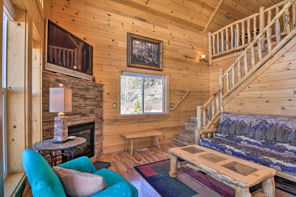 Whistling Woods Cabin: Meadow Views + Gas Grill! Cabin in Utah