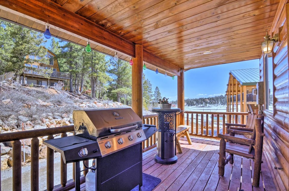 Whistling Woods Cabin: Meadow Views + Gas Grill! Cabin in Utah