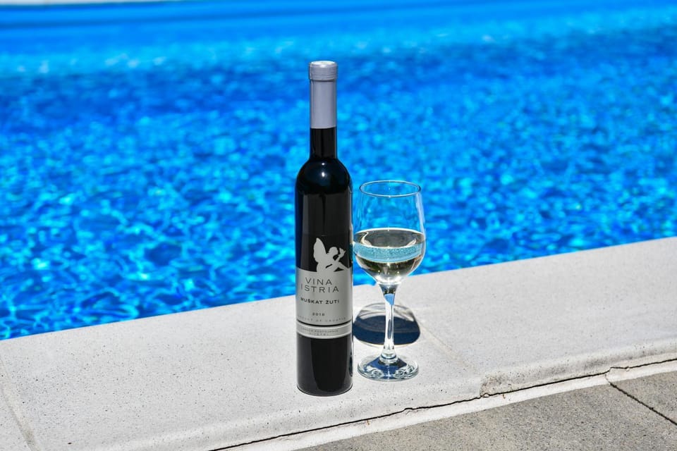 Pool view, Swimming pool, Drinks, Alcoholic drinks