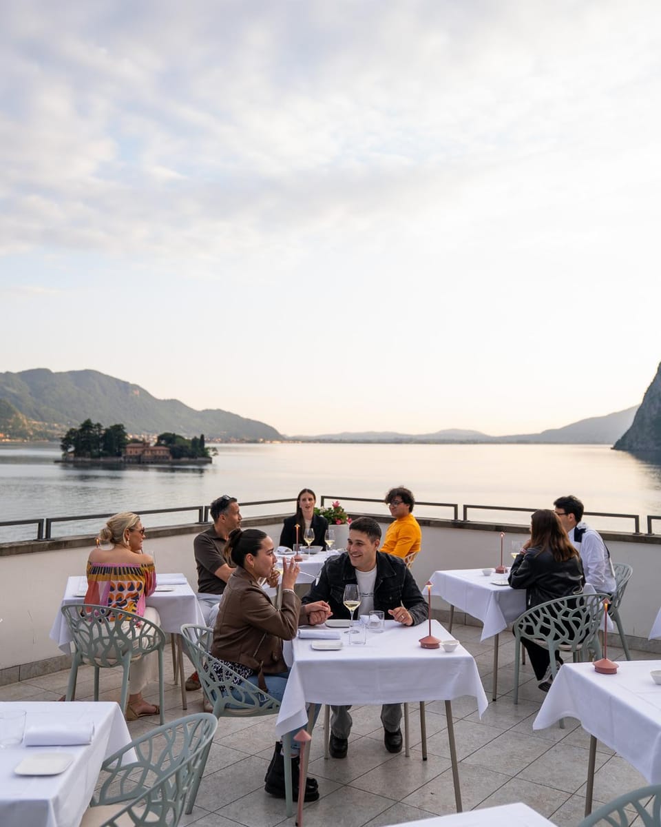 Restaurant/places to eat, Restaurant/places to eat, People, Natural landscape, Balcony/Terrace, Food and drinks, Dining area, Guests, Lake view, Mountain view, group of guests