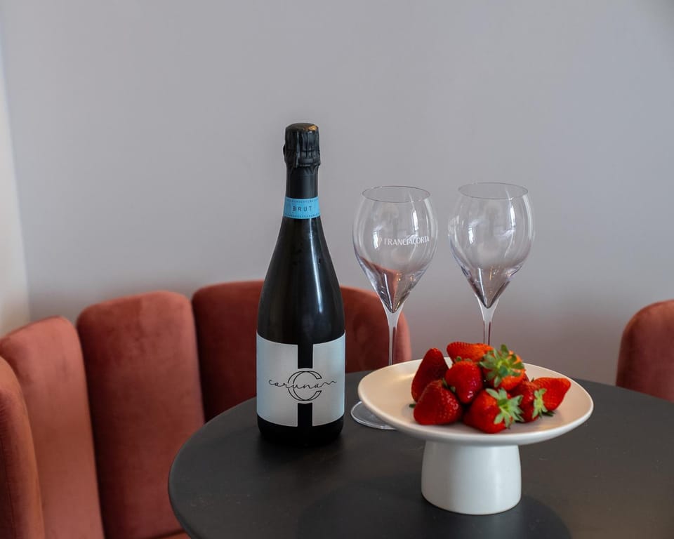 Food and drinks, Bedroom, Alcoholic drinks