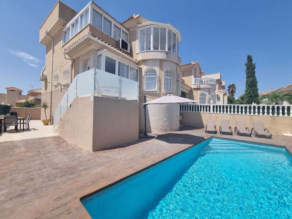 4 Bedroom Modern Villa Private Pool Villamartin Villa in Vega Baja del Segura