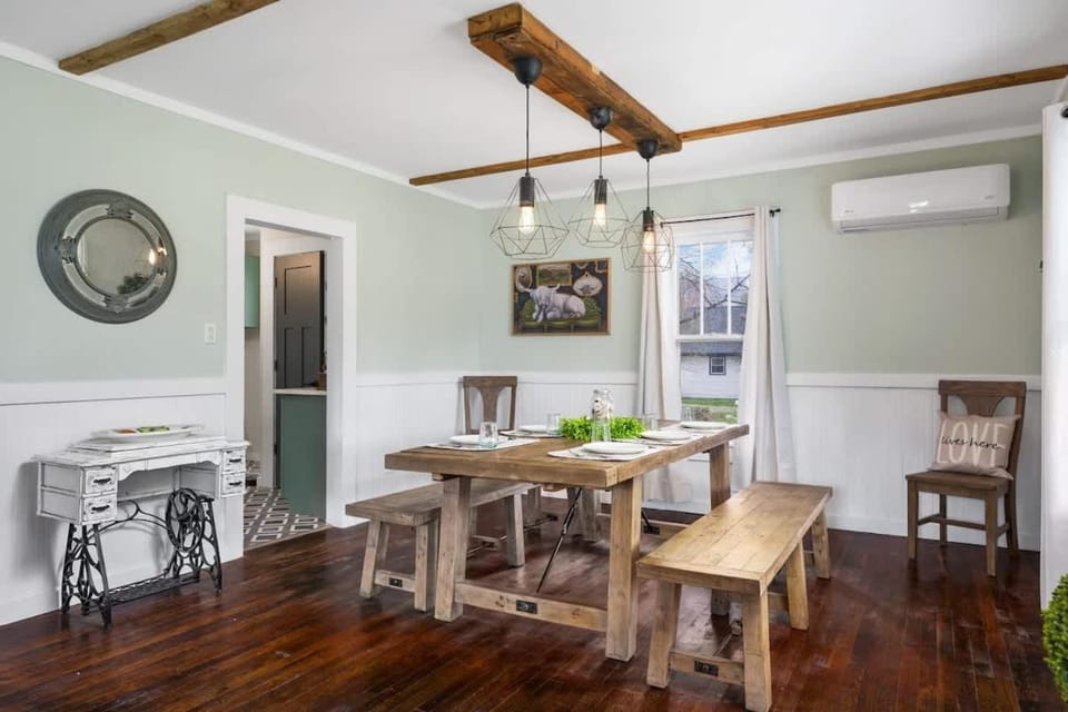 Charming 4 bedroom farmhouse with large backyard for entertaining House in Tennessee