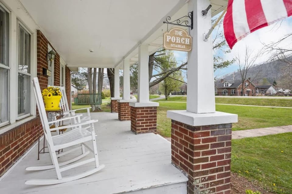 Charming 4 bedroom farmhouse with large backyard for entertaining House in Tennessee