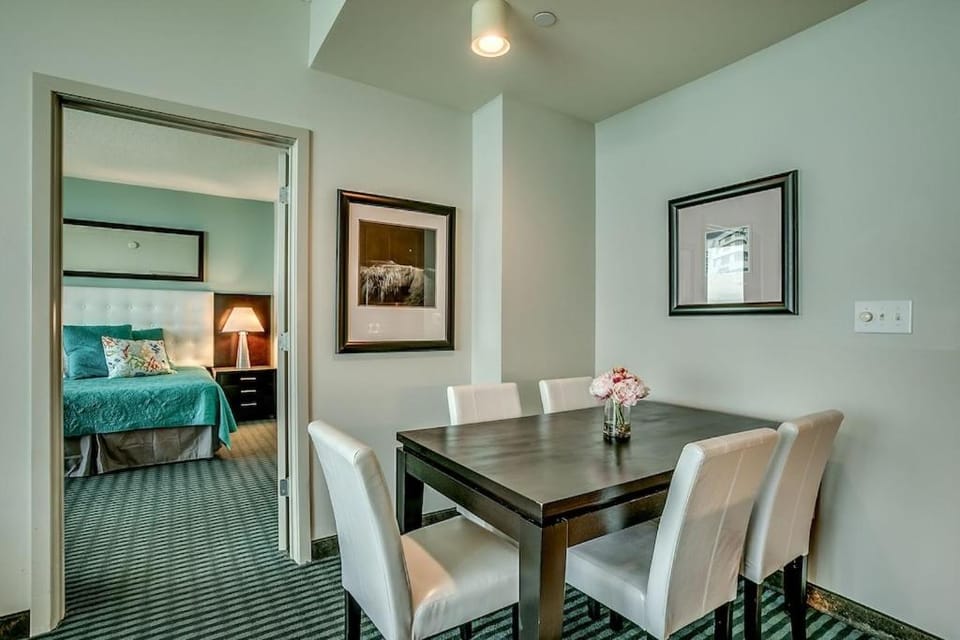 Photo of the whole room, Dining area