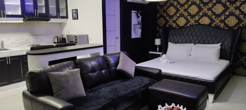 Bed, Coffee/tea facilities, Kitchen or kitchenette, Living room, Photo of the whole room, Seating area, Dining area, Bedroom, minibar, stove, toaster