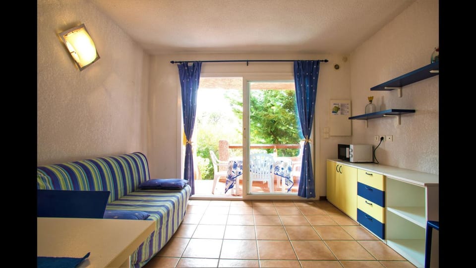 Restaurant/places to eat, Communal lounge/ TV room, Living room, Seating area, Dining area