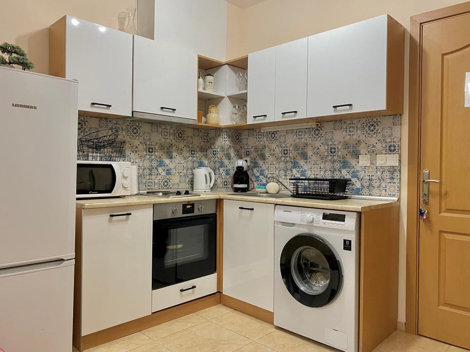 Kitchen or kitchenette, oven, toaster, washing machine