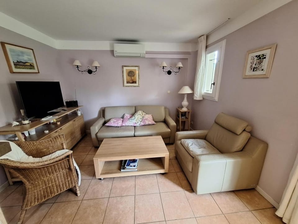 Bed, Living room, Bedroom