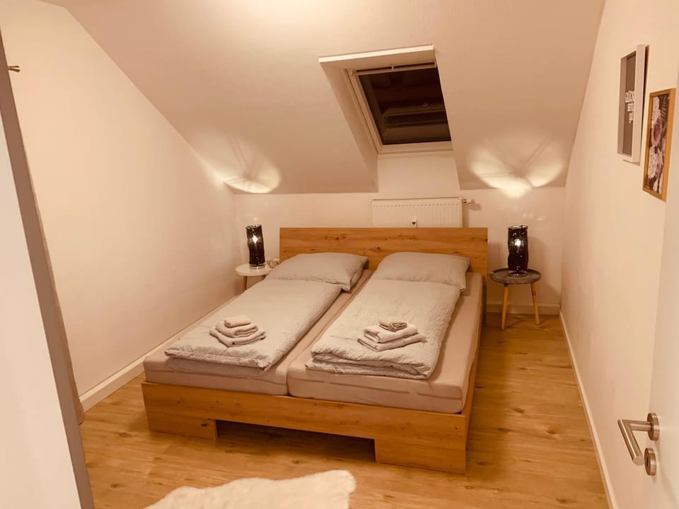 Bed, Bedroom, towels