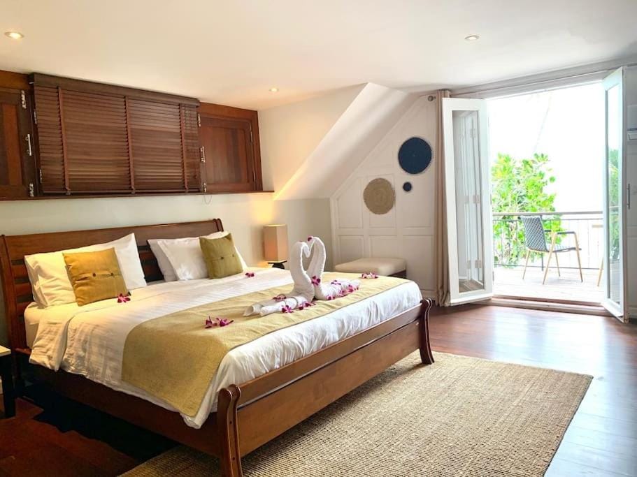 Bed, Bedroom, Sea view