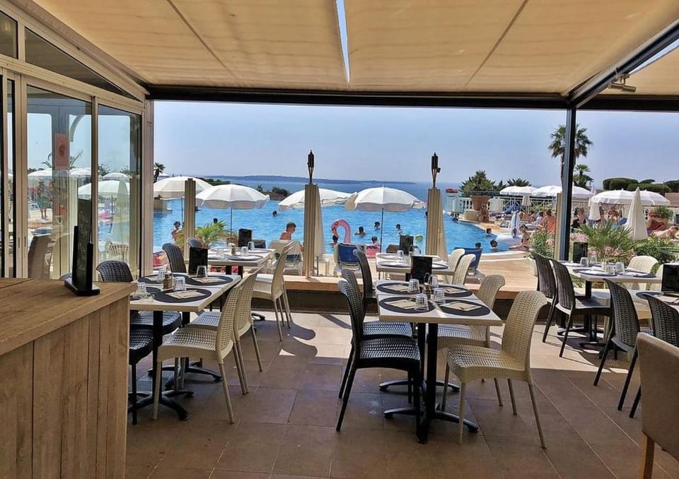 Restaurant/places to eat, Swimming pool