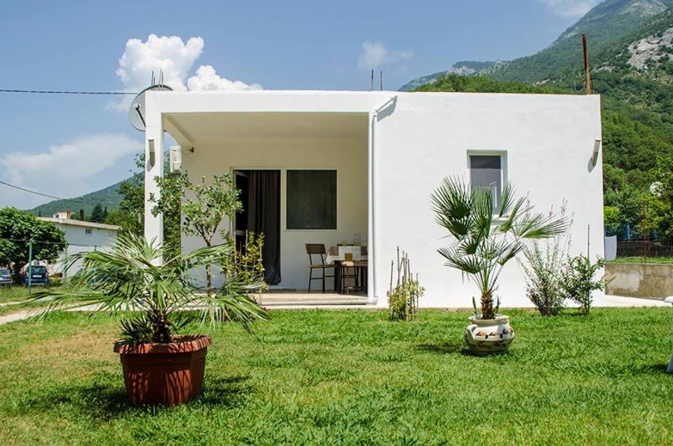 Property building, Facade/entrance, Garden