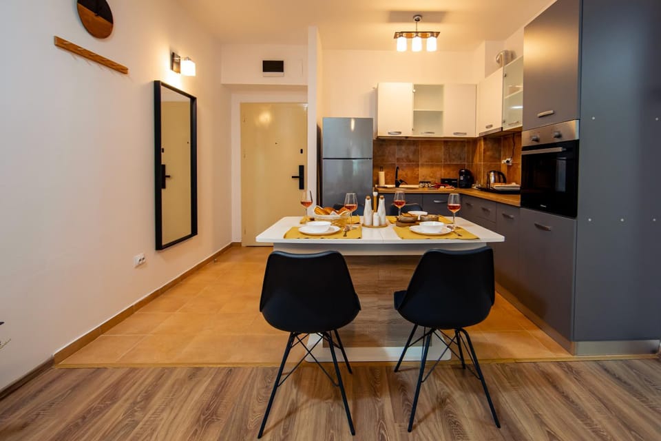 Kitchen or kitchenette, Food and drinks, Dining area, oven, stove