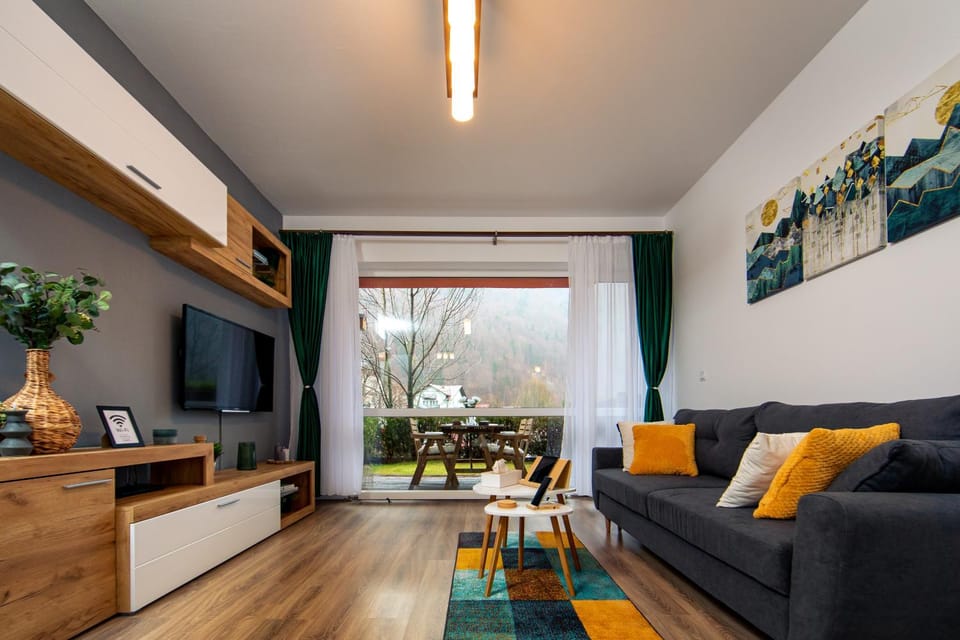 TV and multimedia, Living room, Seating area, Evening entertainment