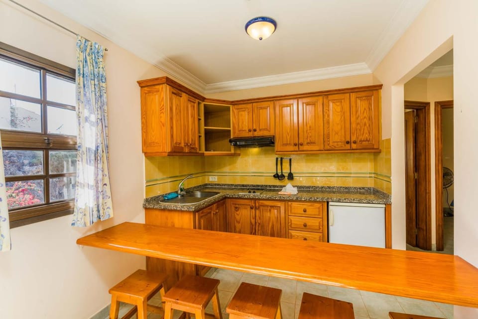 Kitchen or kitchenette, Dining area, stove