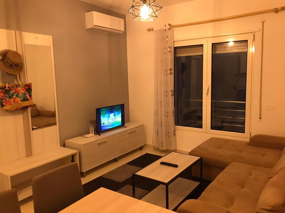 TV and multimedia, Living room, Seating area, Evening entertainment, air conditioner