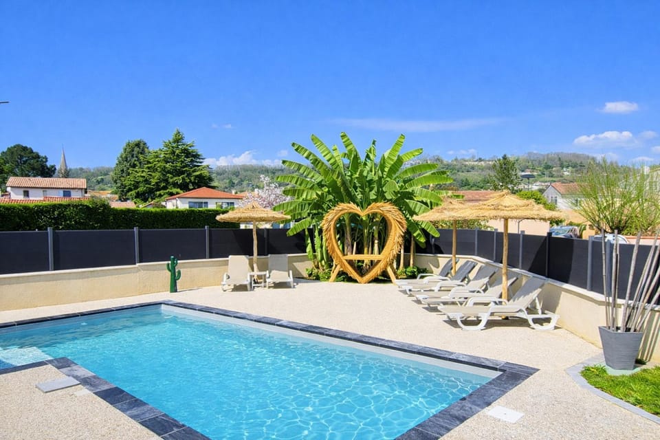 Swimming pool, sunbed