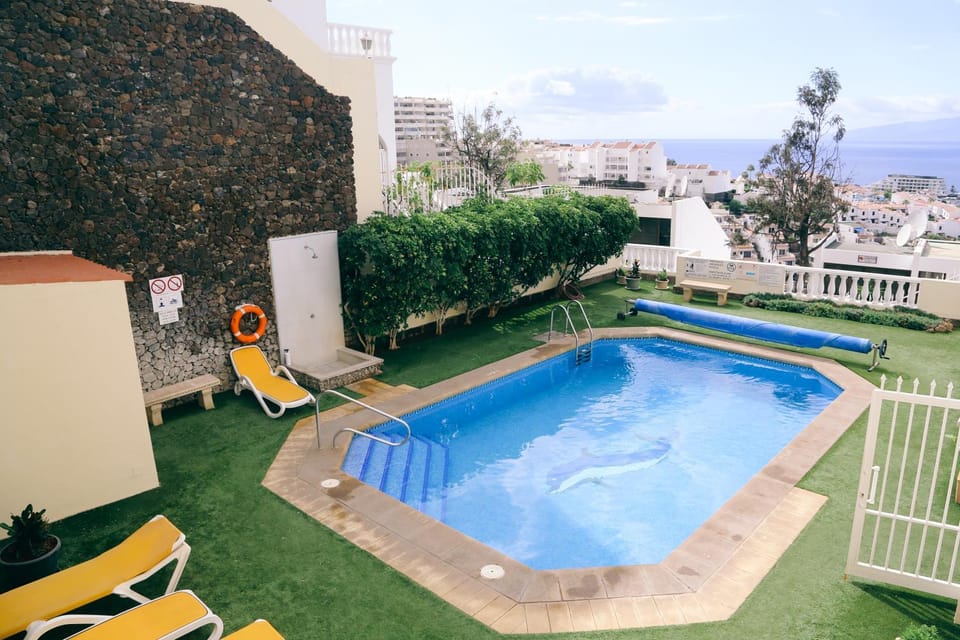 Swimming pool, sunbed