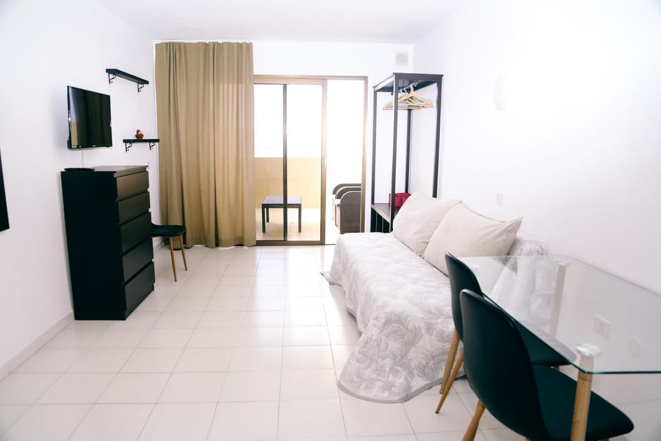 TV and multimedia, Living room, Photo of the whole room, Seating area, Bedroom