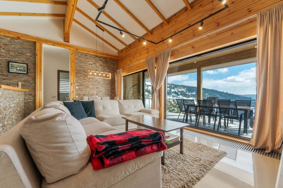 Natural landscape, Balcony/Terrace, Living room, Seating area, Mountain view