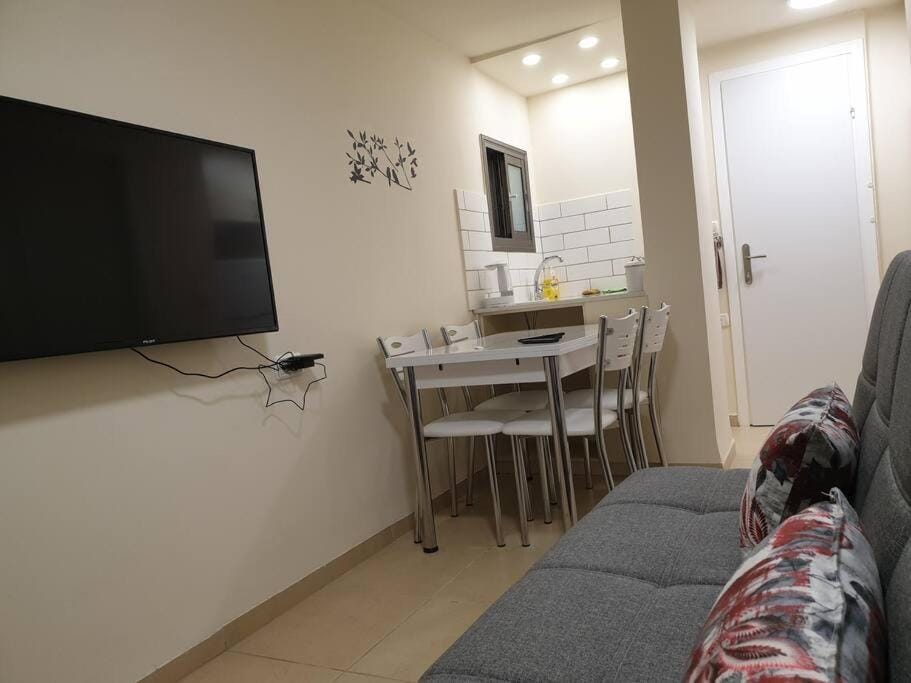 Kiryat Tivon, Close by "Oranim" College and "Dor Tivon" Senior Housing - Free parking Apartment in Haifa District