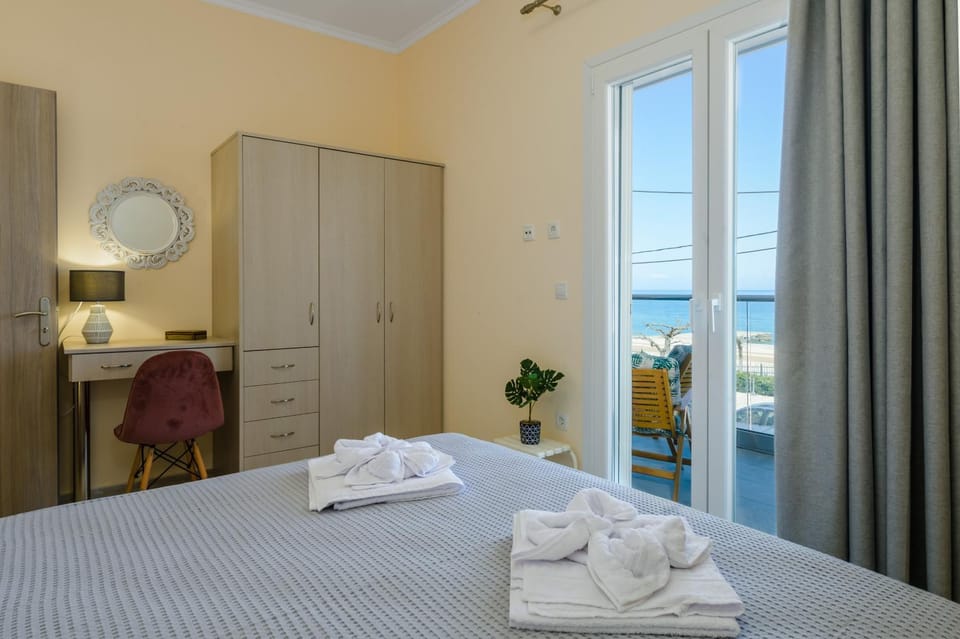 Bed, Photo of the whole room, Bedroom, Sea view, safe, towels, wardrobe