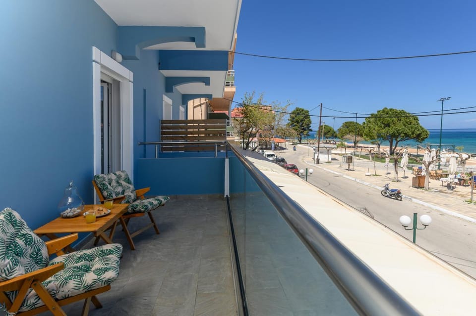 Day, Natural landscape, View (from property/room), Balcony/Terrace, Living room, Seating area, Beach, Sea view, Parking