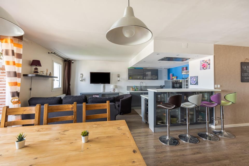 Kitchen or kitchenette, Lounge or bar, Dining area