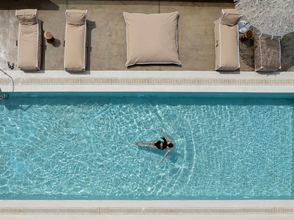 Swimming pool, sunbed